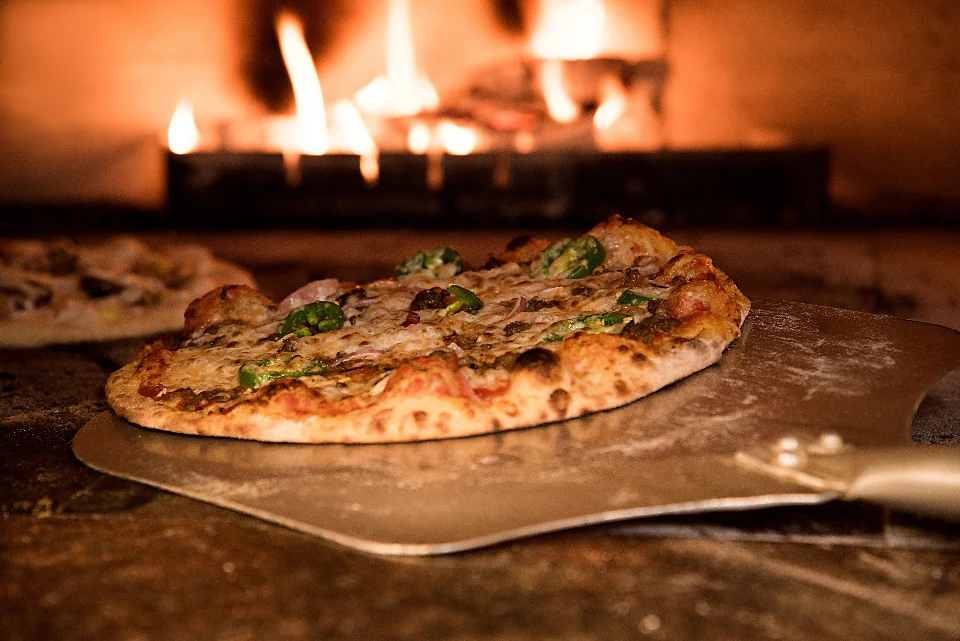 Une margherita à la sortie du four, le bord piqué de cloques brunes