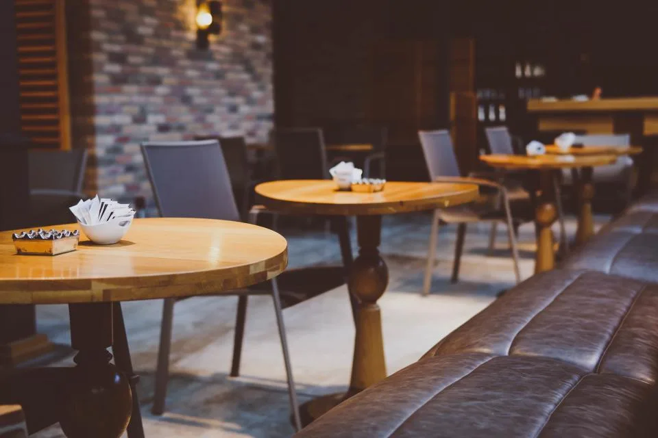 Les grandes tables partagées de la salle